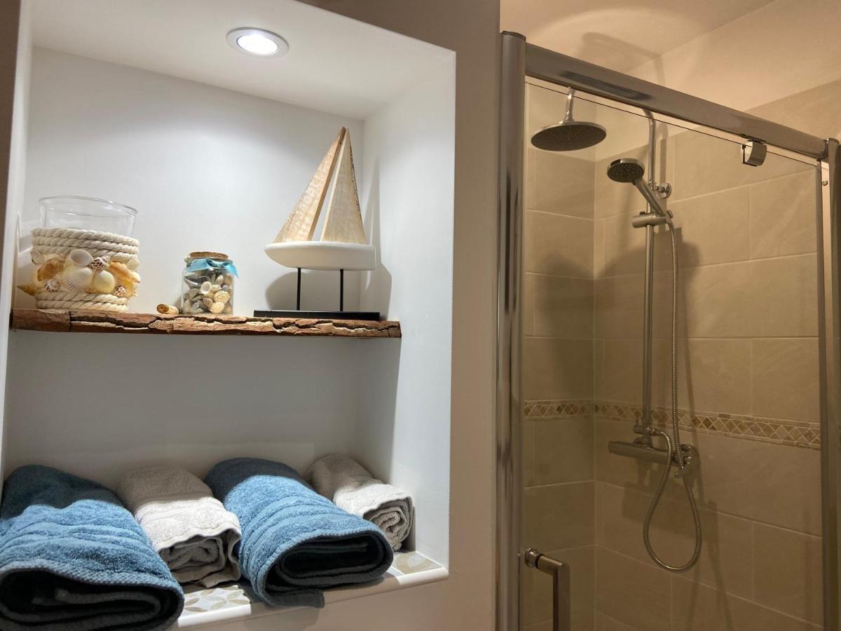 Les Nids De La Baie Bed & Breakfast Favieres  Luaran gambar